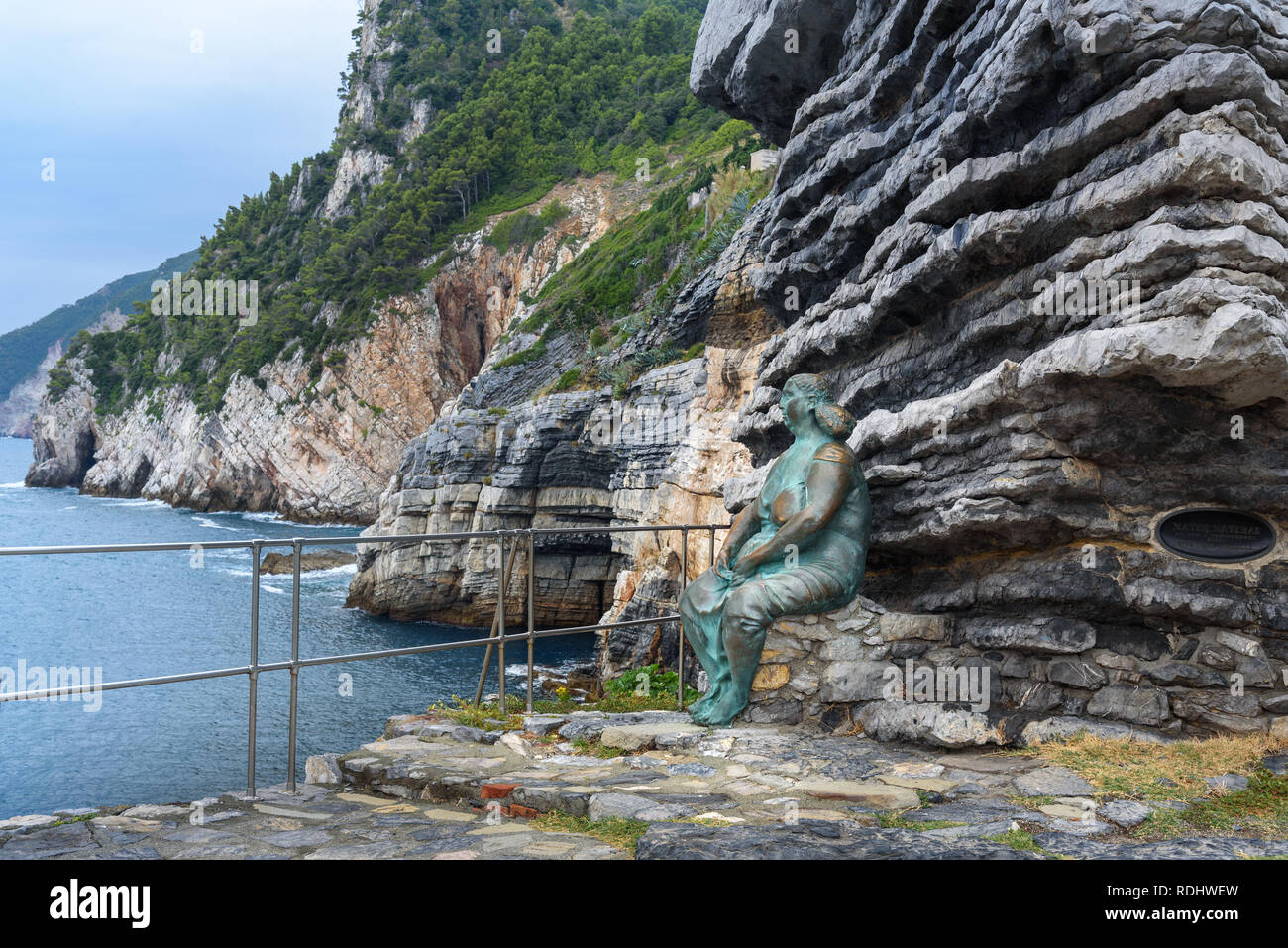 Porto Venere, Italie - 11 octobre 2018 : Statue de mater Naturae, Mère Nature assis sur les rochers de la côte de Portovenere ou sur la ville de Porto Venere Liguri Banque D'Images