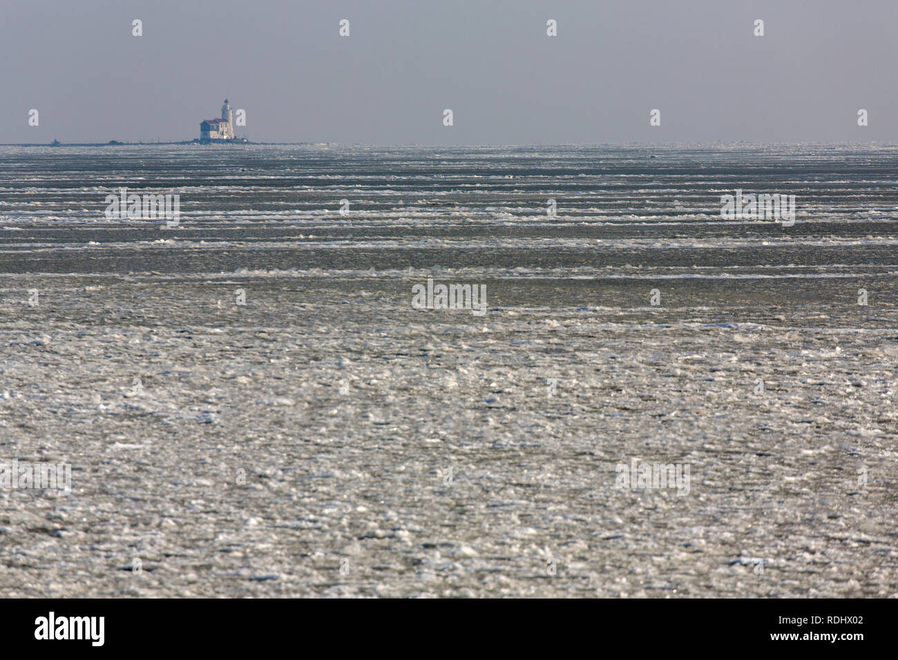 Les Pays-Bas, Marken. Appelé le lac IJsselmeer. L'hiver. Le gel. Les glaces à la dérive. Phare. Banque D'Images