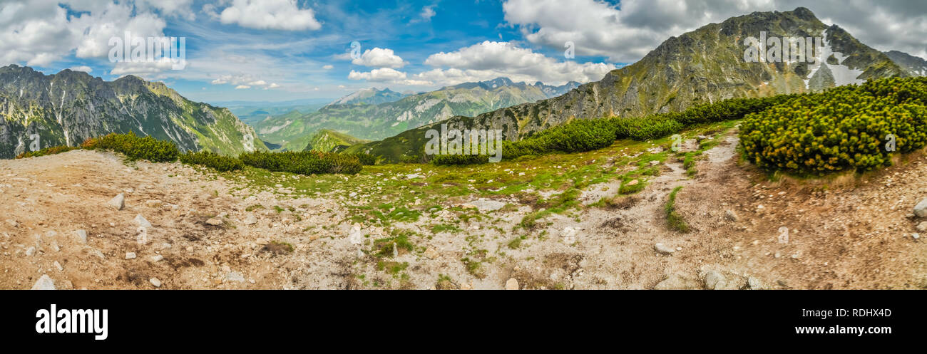 Beau paysage de Hautes Tatras en Slovaquie avec le lac de montagne pittoresque. Randonnée populaire destination. Banque D'Images