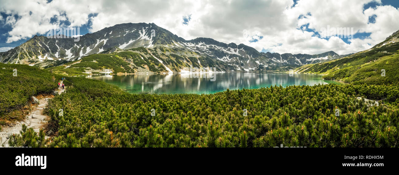 Magnifique panorama de lac de montagne dans les montagnes des Hautes Tatras slovaques. Banque D'Images
