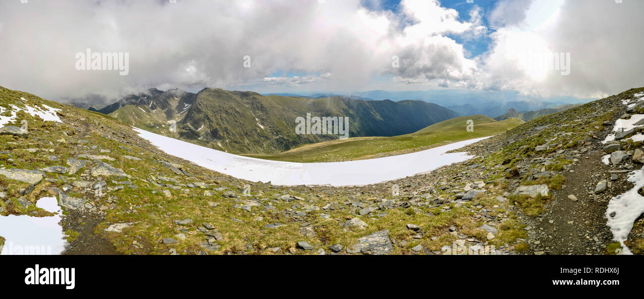 Superbe panorama de montagnes majestueuses en Roumanie. Banque D'Images