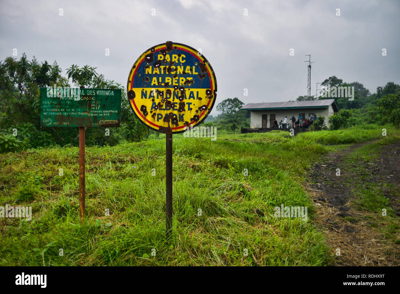 Un signe avec l'ancien nom, le Parc National Albert, au lieu de le Parc National des Virunga, toujours debout devant le bureau des permis de Nyiragongo, RDC.. Banque D'Images