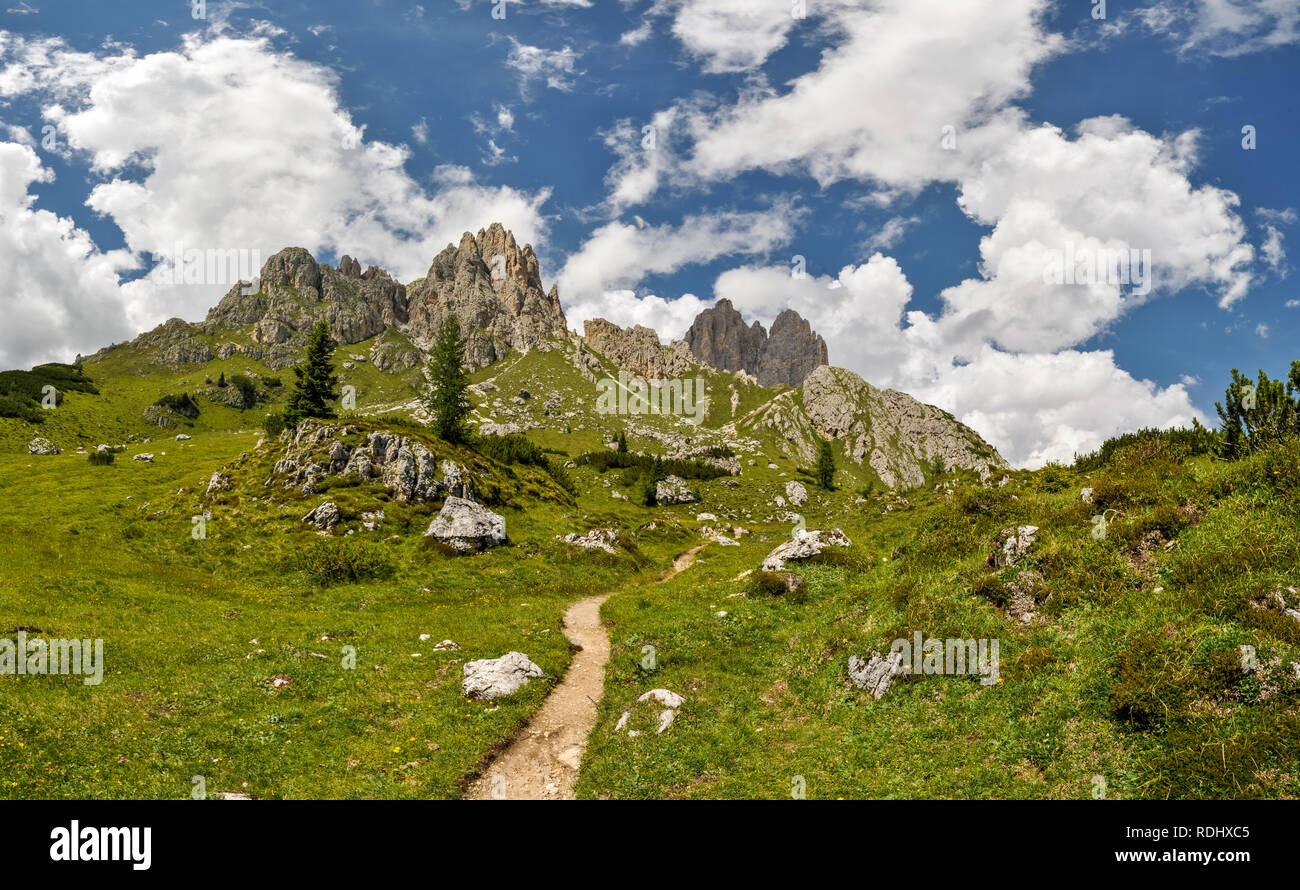 Des pics majestueux des Dolomites italiennes dans les Alpes avec sentier de randonnée panoramique passant par Green Meadows. Banque D'Images