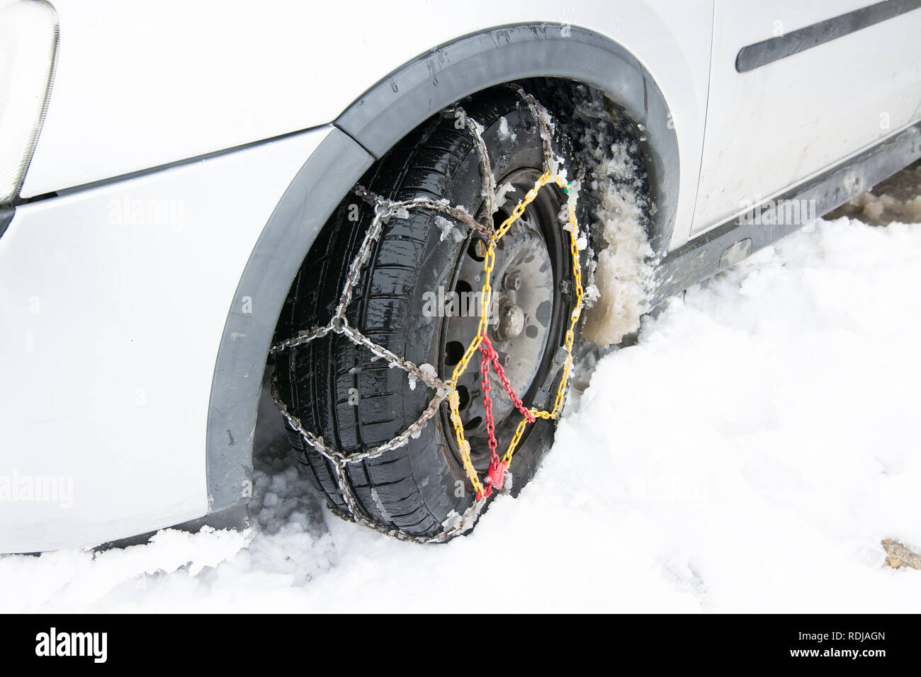 Monté avec des pneus vieux Chaînes à neige en hiver neige Banque D'Images