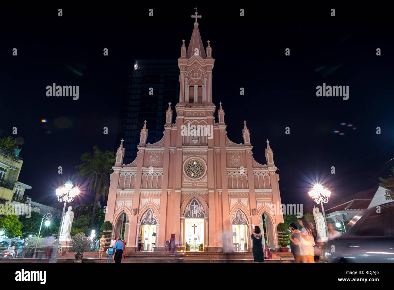 Da nang, Vietnam - 21 octobre 2018 : Danang (extérieur de la Cathédrale Basilique du Sacré-Cœur de Jésus) dans la nuit. Une longue exposition avec reflets de l'objectif. Banque D'Images