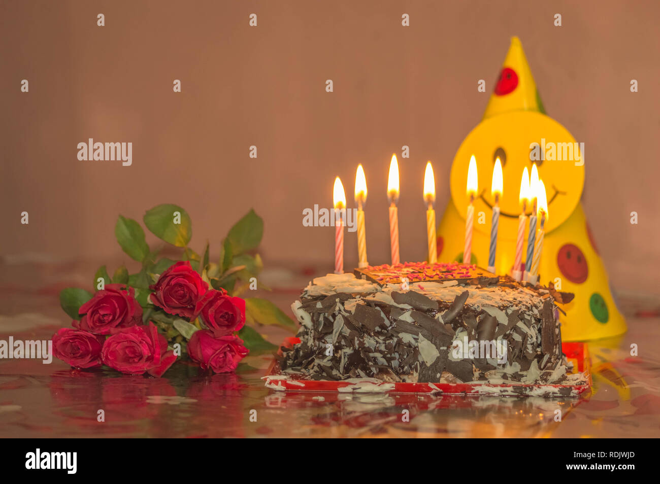 Bougies D'anniversaire Allumées Sur Le Gâteau Au Chocolat Photo stock -  Image du étant, fête: 224830846