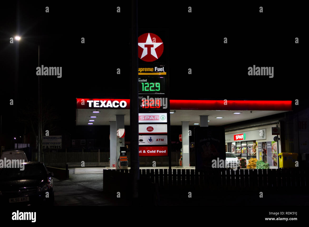 Texaco et une station-service d'essence rouge la nuit Banque D'Images