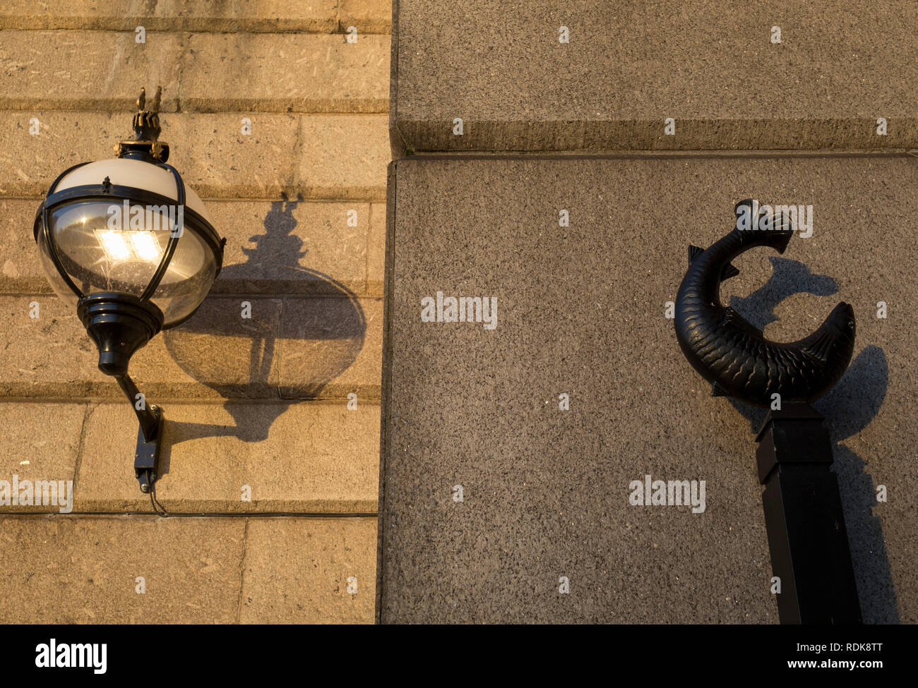 Lampe et poisson-thème Architecture sur quai Hall poissonniers sous le pont de Londres dans la ville de Londres - aka le Square Mile - le quartier financier de la capitale, le 17 janvier 2019, à Londres, en Angleterre. Banque D'Images