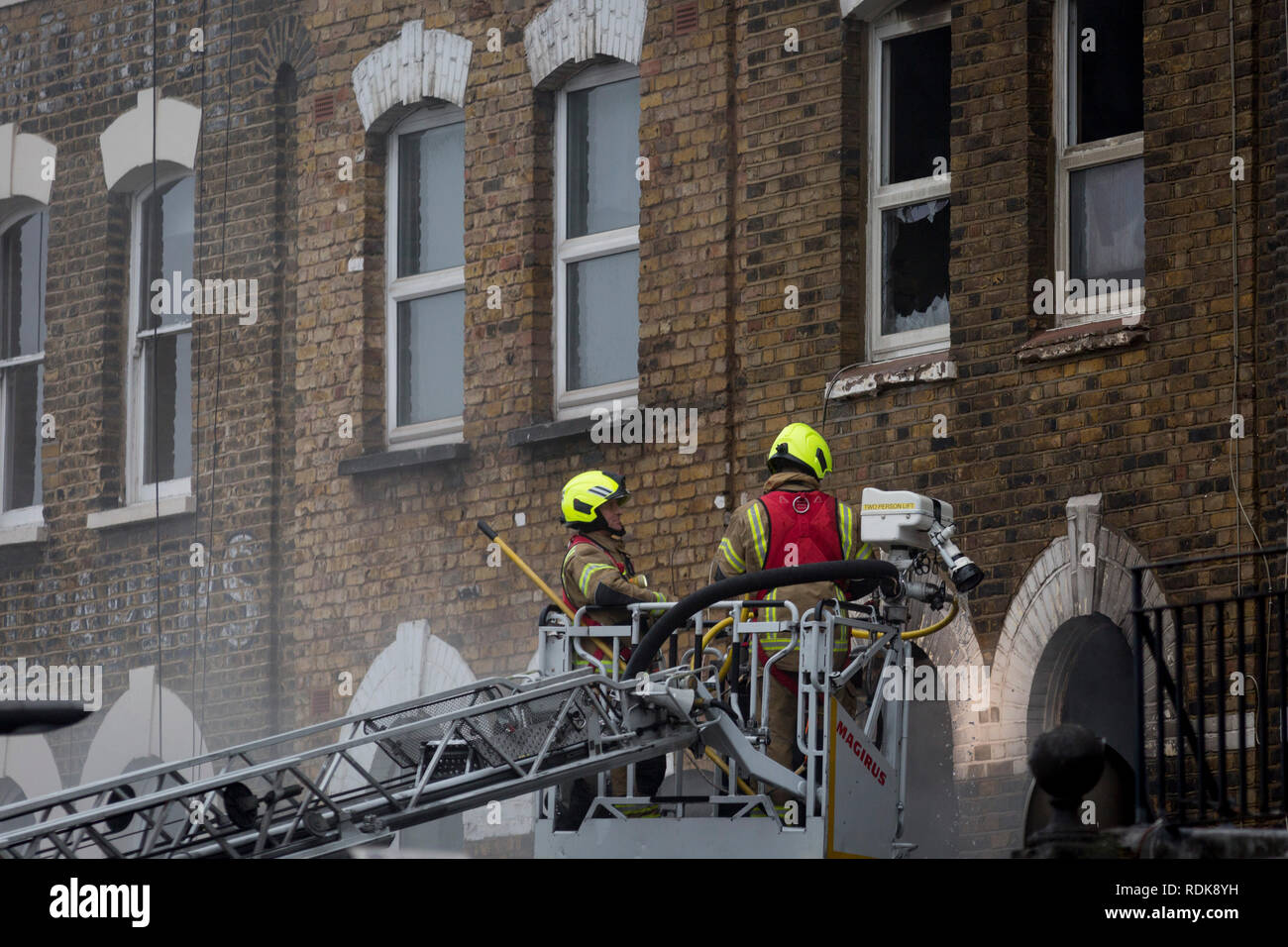 Les pompiers suivent un incendie dans des locaux sur Walworth Road, le 16 janvier 2019, à Londres, en Angleterre. Selon London Fire Brigade, "dix pompiers et autour de 70 les pompiers ont été appelés pour un incendie dans une boutique avec des appartements au-dessus sur Walworth Road à Walworth. Le rez-de-chaussée du bâtiment a été détruit par l'incendie et une petite partie du sous-sol, 1er étage et deuxième étage ont aussi été endommagées. Les pompiers de porter un appareil respiratoire autonome a secouru un homme et une femme d'un premier étage toit plat en utilisant une courte échelle de prolongation. La femme a été traitée à la scène pour l'inhalation de fumée puis tak Banque D'Images