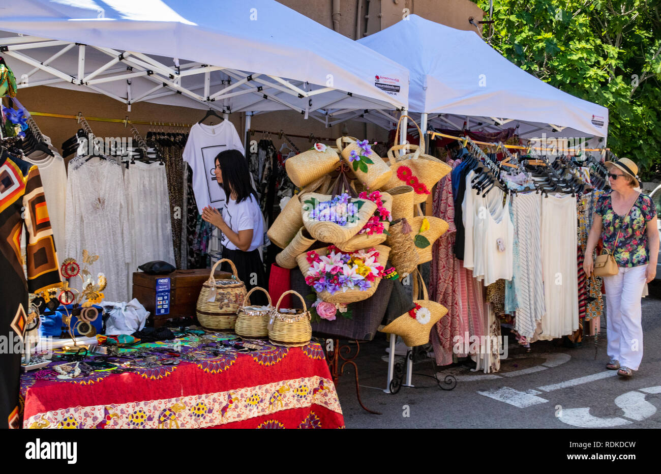 Bonnet et écharpe colorée stand au marché d'été hebdomadaire occupé à San  Pantaleo, Gallura, Sardaigne, Italie Photo Stock - Alamy