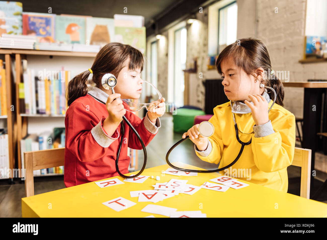 Deux beaux enfants faisant semblant d'être médecins jouant en maternelle Banque D'Images