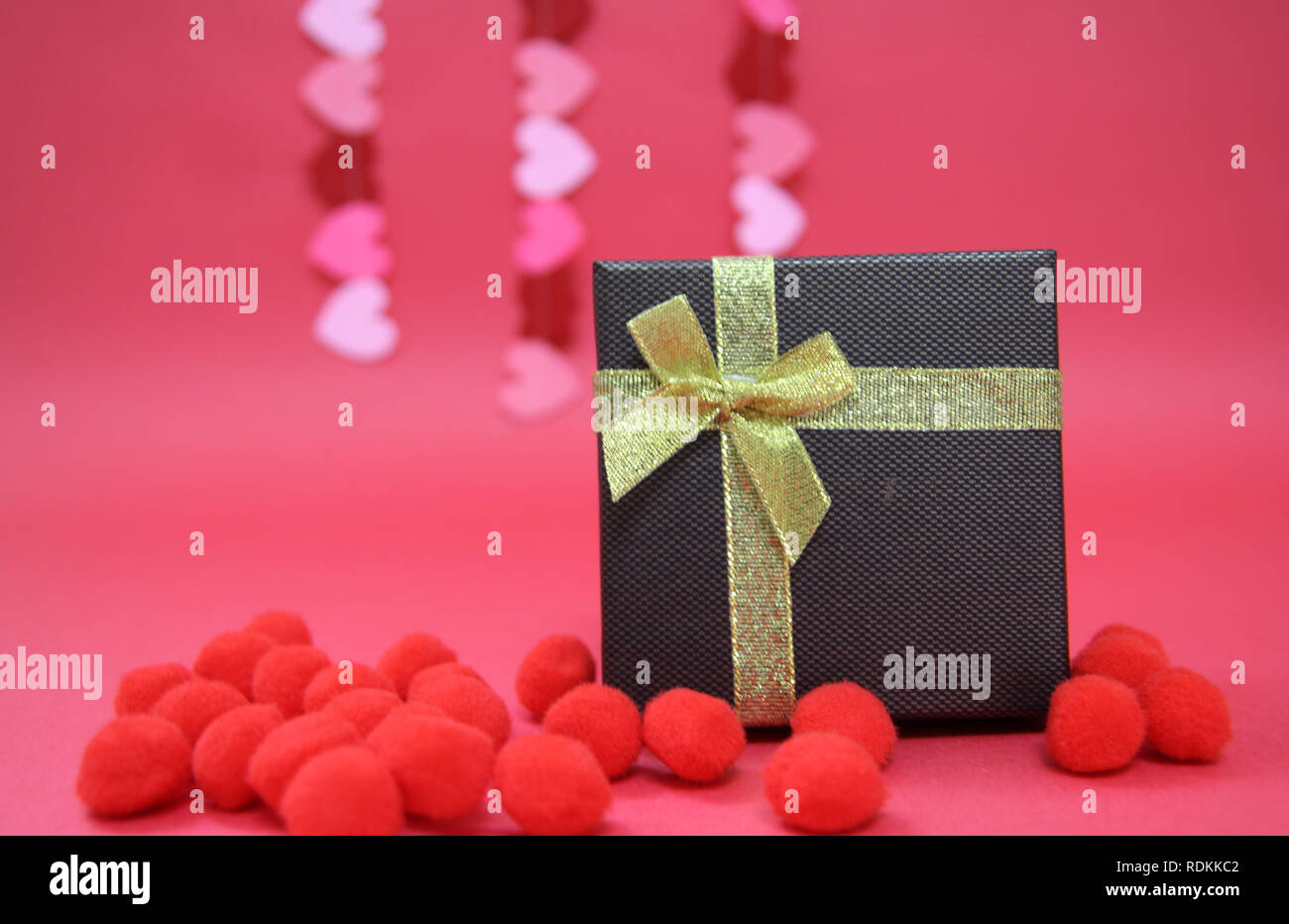 Boîte-cadeau avec thème rouge Banque D'Images