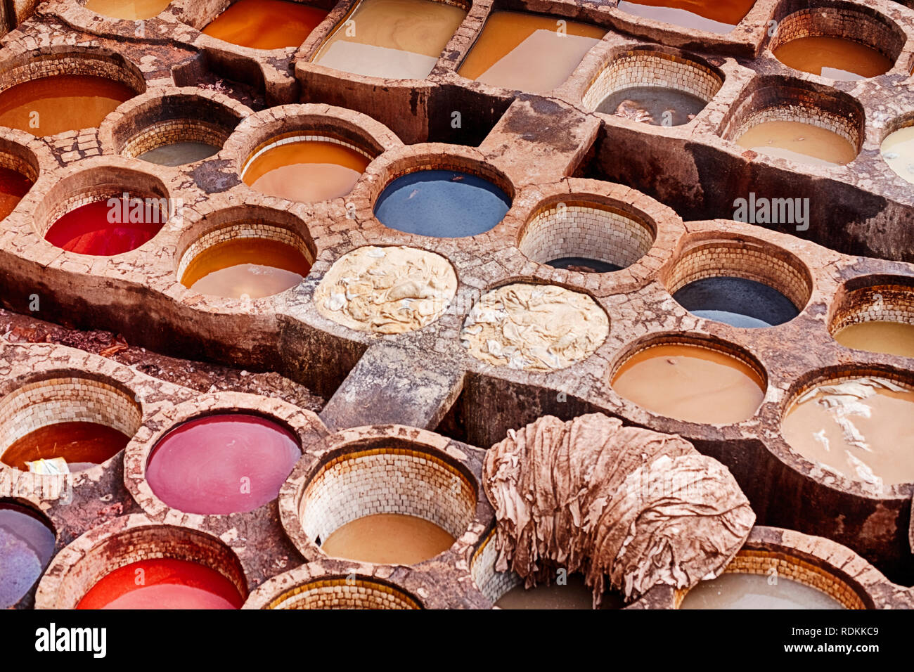 L'air libre tannerie Chouara historique à Fes, Maroc est rempli avec de la pierre des cuves contenant des colorants et de peaux d'animaux qui sont de couleur. Banque D'Images