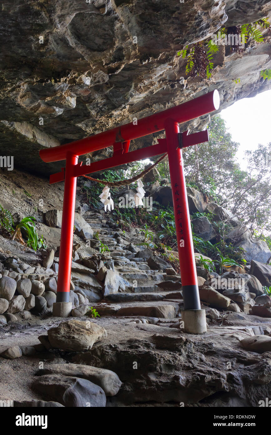 Miyazaki, Japon - 6 novembre, 2018 : le Torii Namikiri de culte, le nom signifie couper les vagues, situé sur la côte sud de Nichinan Ec Miyazaki Banque D'Images