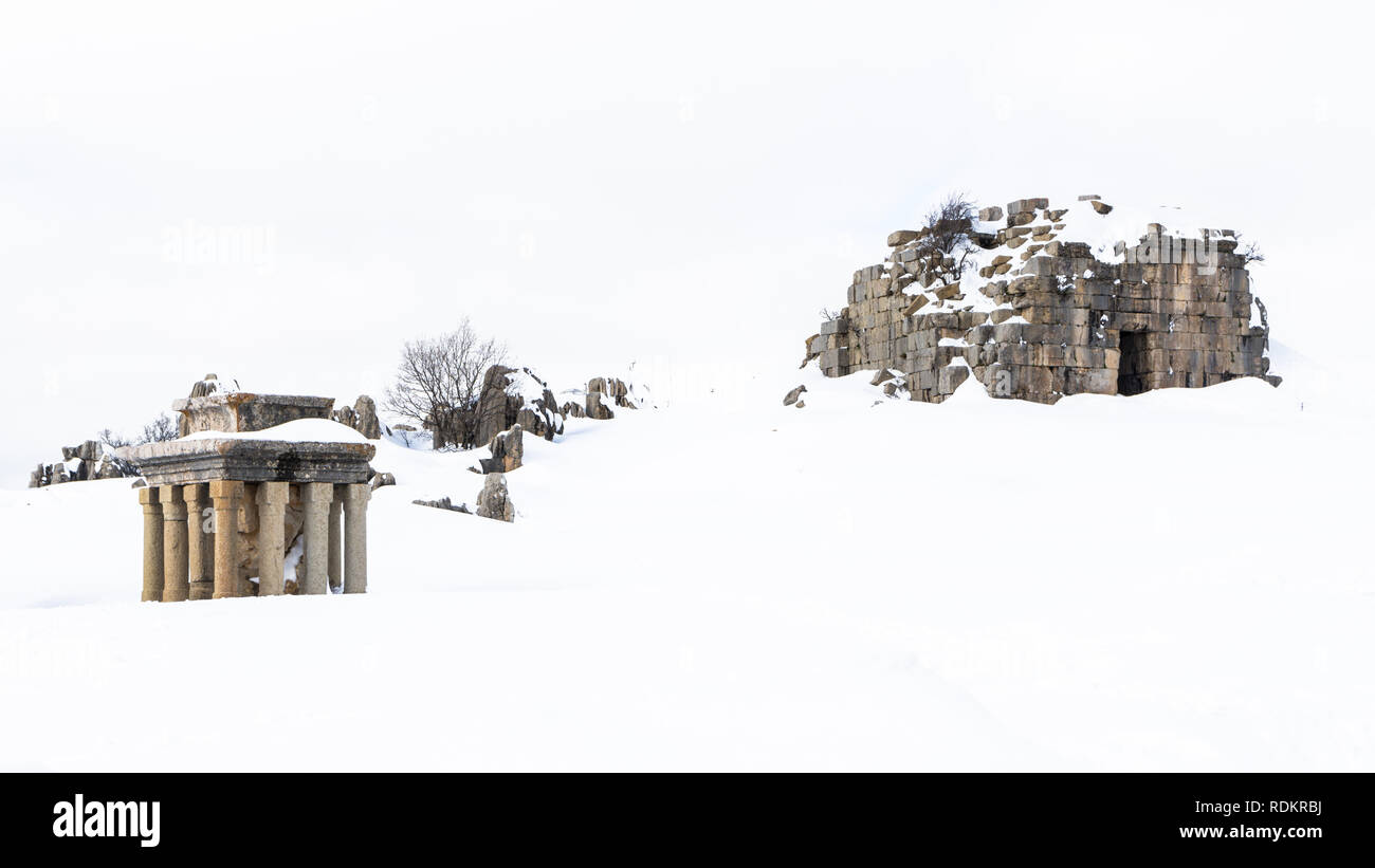 Tour de Caudius et le petit autel recouvert de neige en hiver, les ruines romaines de Faqra, Liban Banque D'Images