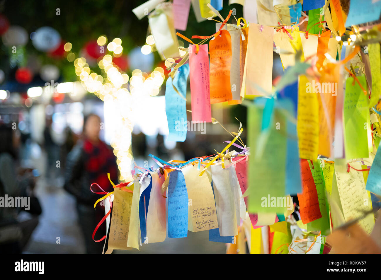 Souhaits écrits sur Tanzaku, petits morceaux de papier, et suspendu à un arbre Japonais qui souhaitent, situé dans la section de Little Tokyo à Los Angeles, Californie Banque D'Images