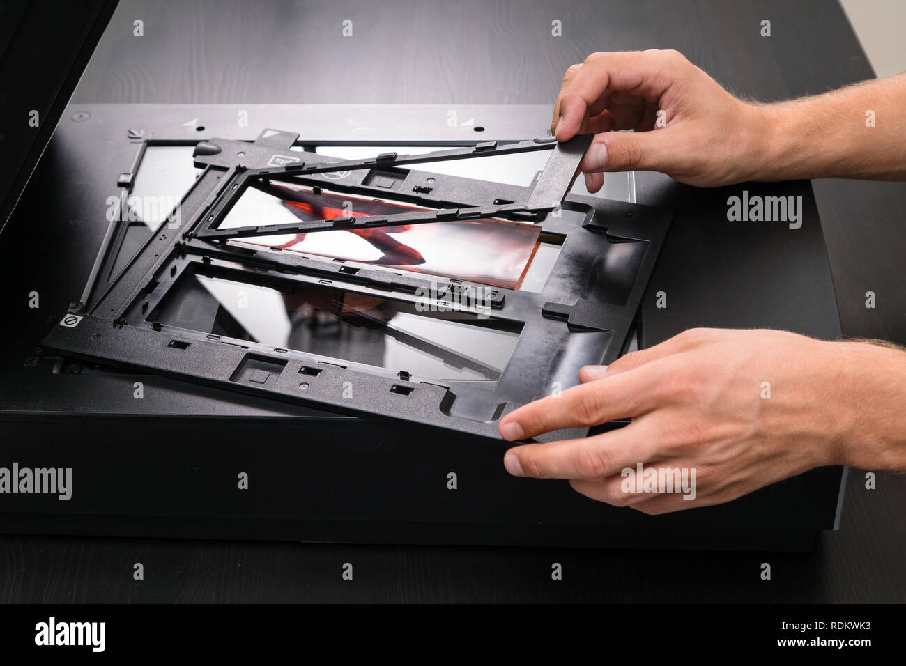 Technicien professionnel part la numérisation de négatifs et diapositives, la numérisation de la photographie analogique vieux film technology, travail sur table en bois vintage Banque D'Images