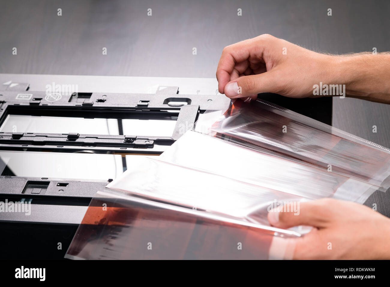 Technicien professionnel part la numérisation de négatifs et diapositives, la numérisation de la photographie analogique vieux film technology, travail sur table en bois vintage Banque D'Images