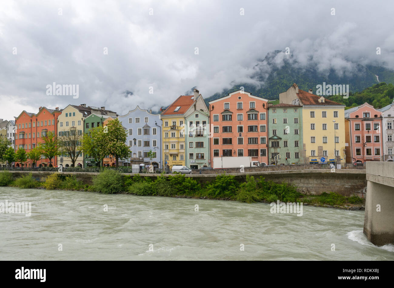INNSBRUCK, Autriche - 11 MAI 2013 : La célèbre maisons colorées à la Mariahilfstrasse près du centre-ville historique d'Innsbruck, Autriche, le 11 mai, 2 Banque D'Images