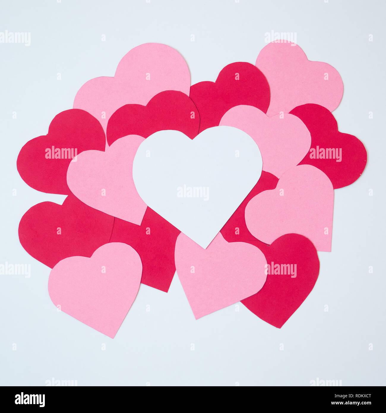 San Valentin carte décoration faite avec des coeurs en papier rouge et rose. Carte-cadeau. Banque D'Images