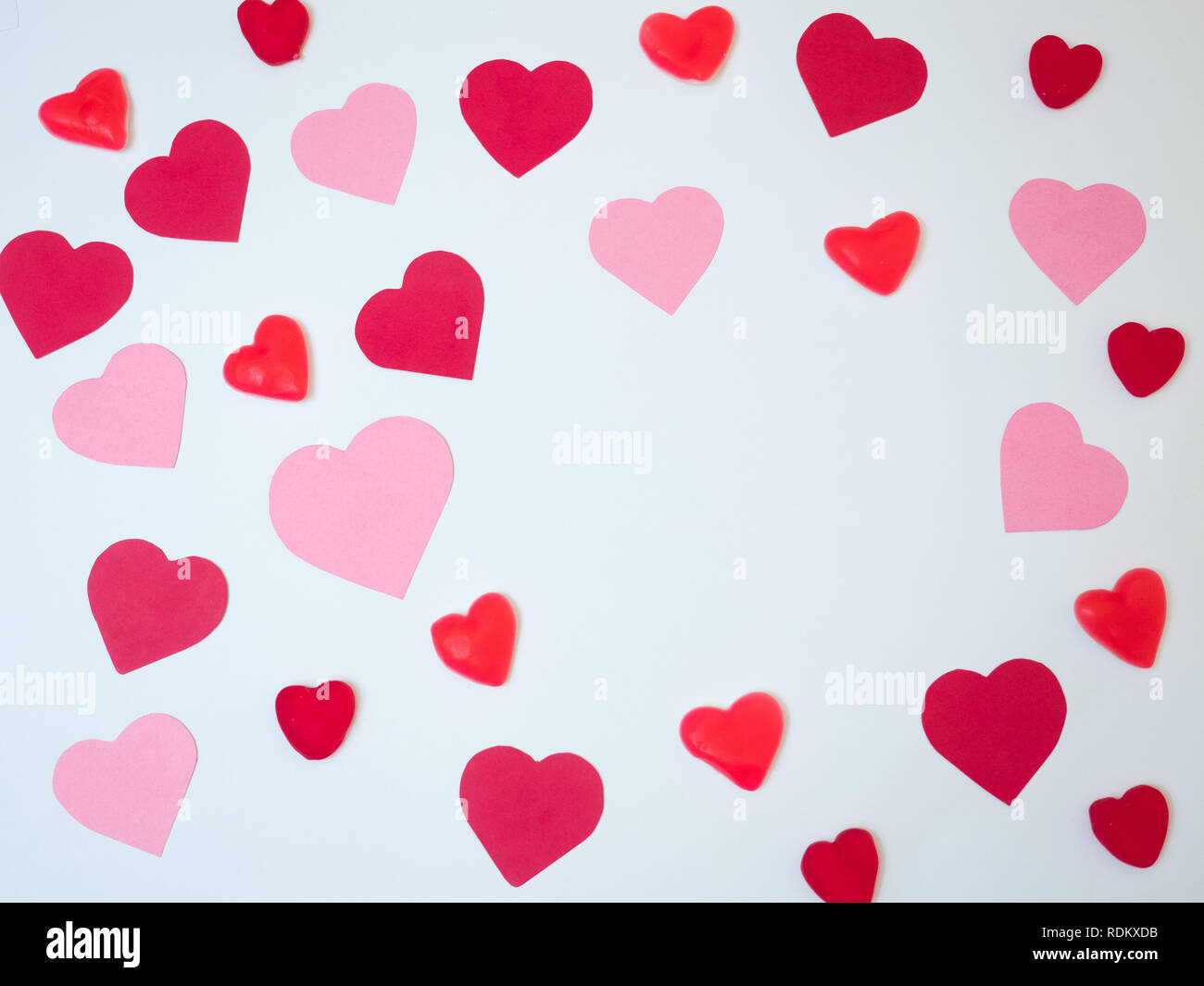 San Valentin carte décoration faite avec des coeurs en papier rouge et rose. Carte-cadeau. Banque D'Images