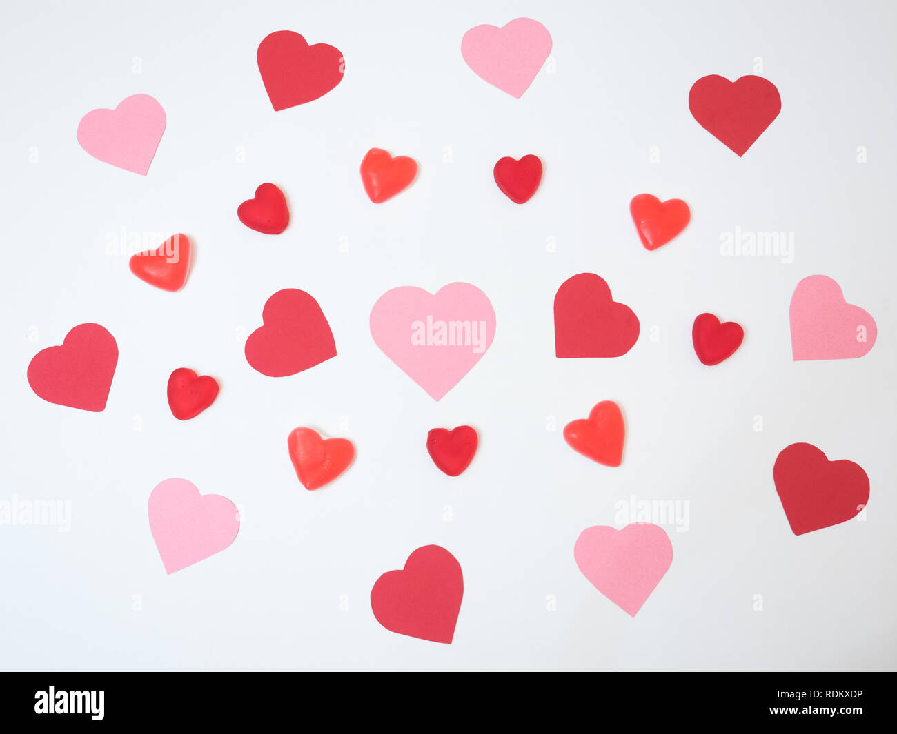San Valentine's coeur décorations formées avec des papiers rouges et roses et jelly beans et oursons gélifiés. Valetine jour San Banque D'Images