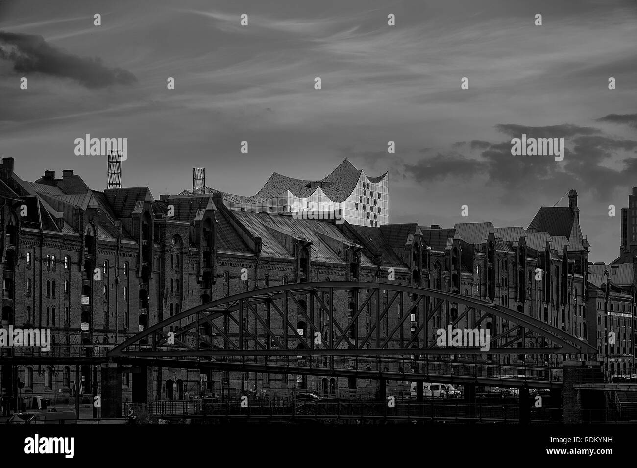 L'ancien quartier d'entrepôts Speicherstadt à Hambourg (Allemagne) avec salle de concert Elbphilharmonie en arrière-plan, Banque D'Images