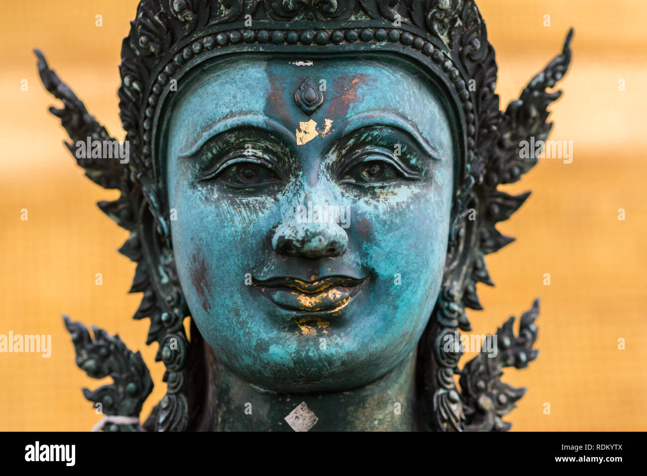 Le visage d'une statue, une partie du Mont Doré composé qui appartient à un ancien temple bouddhique Wat Saket, Bangkok. Banque D'Images