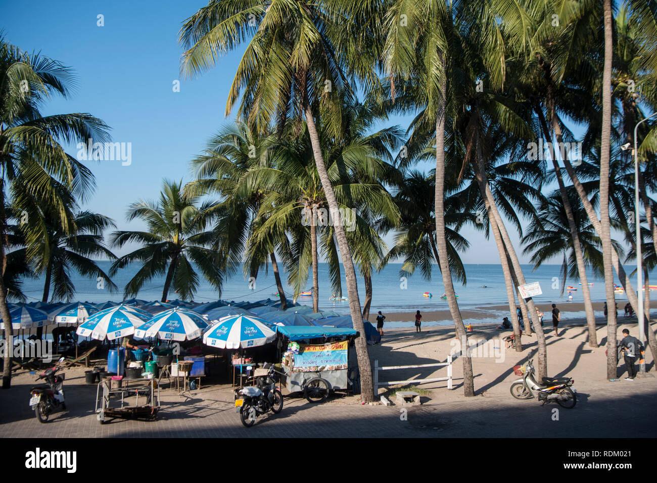 Le bang Saen Beach à la ville de Bangsaen dans la Provinz Chonburi en Thaïlande. La Thaïlande, Bangsaen, Novembre, 2018 Banque D'Images