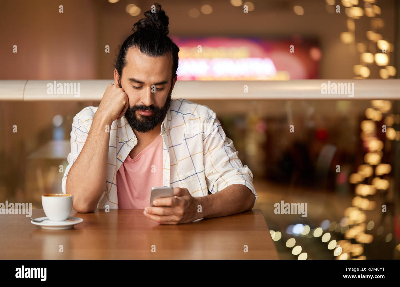Homme avec café et restaurant au smartphone Banque D'Images