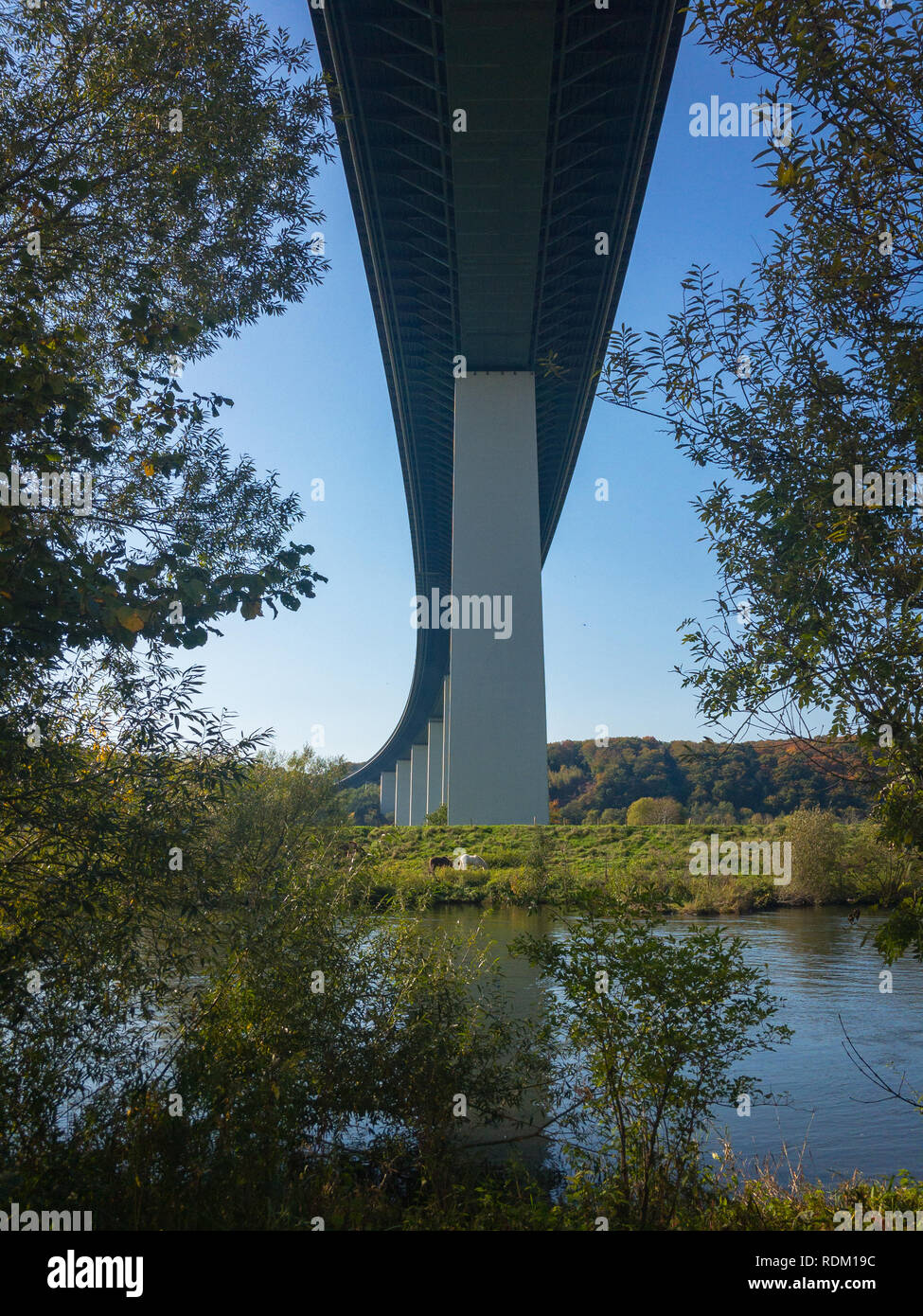 Le pont dans Mulheim-Mintard Ruhrtal (Mintarder Ruhrtalbrücke) est le plus long pont en acier en Allemagne, la connexion d'Essen et Düsseldorf par l'autoroute A Banque D'Images