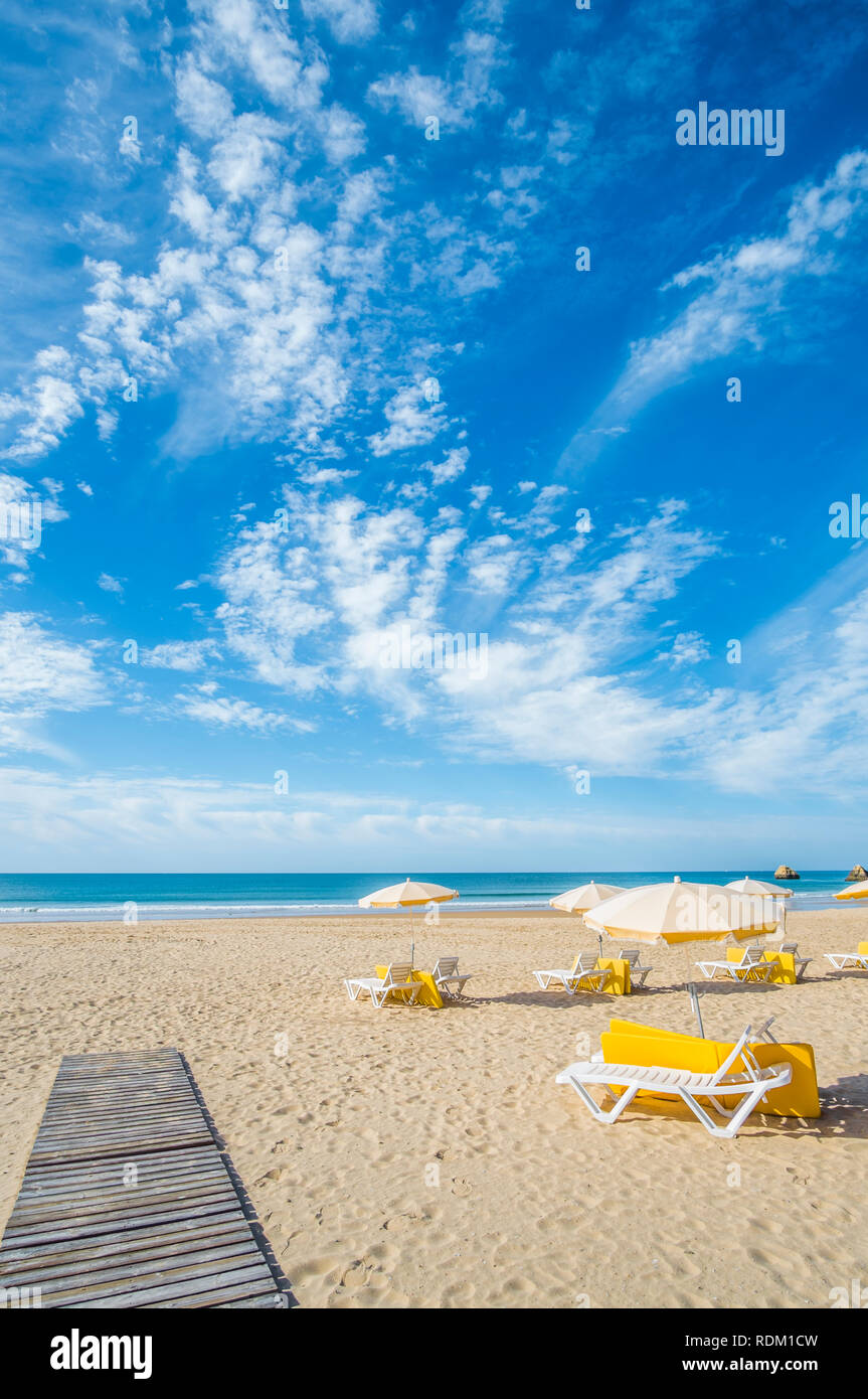 Parasols et chaises de plage à plage déserte dans l'avant-saison Banque D'Images