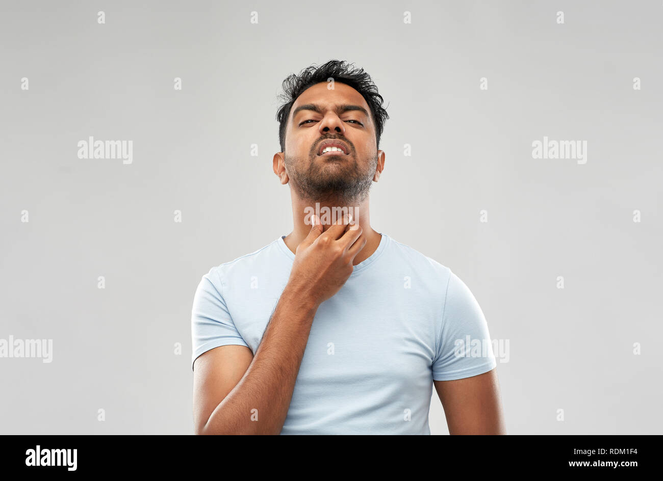 L'homme indien souffrant de douleur au cou ou des maux de gorge Banque D'Images
