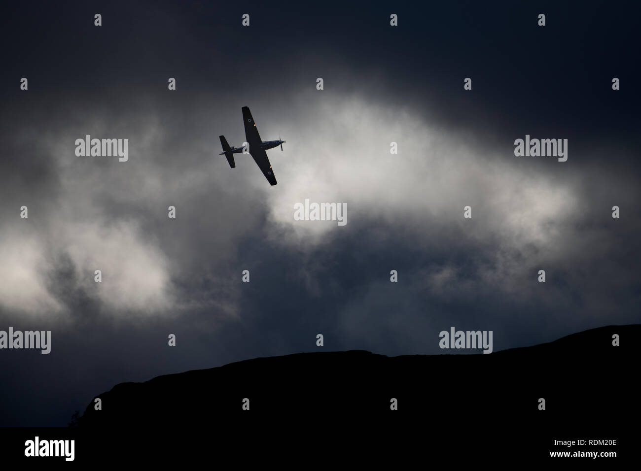 Un avion d'entraînement de la RAF sur Bleaberry est tombé près de Keswick dans Cumbria (Royaume-Uni) contre un ciel d'hiver noir menaçant. Banque D'Images