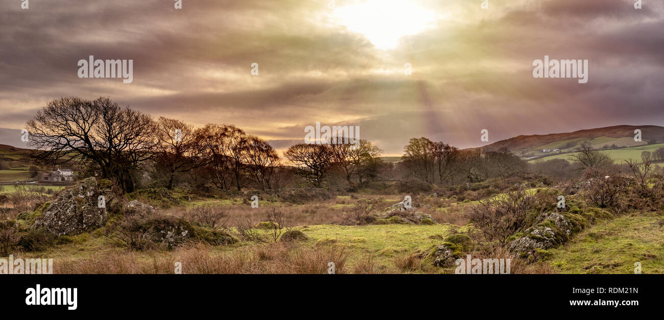 Rayons de briser le nuage à Kendall sol près de Broughton dans le sud des lacs. Fujifilm X-T3, Fujinon 18-55mm f2.8-4.0 @ 44.4mm, f =9.0, 1/120t Banque D'Images