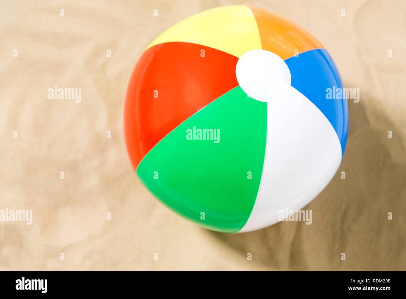 Close up de ballon de plage gonflable sur le sable Banque D'Images