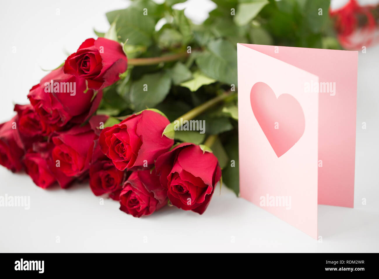 Close up of red roses et carte de souhaits avec coeur Banque D'Images