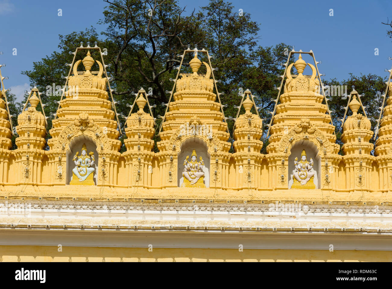 Sculptures orné le long du mur d'un temple hindou, le palais de Mysore, Karnataka, Inde, Mysuru Banque D'Images