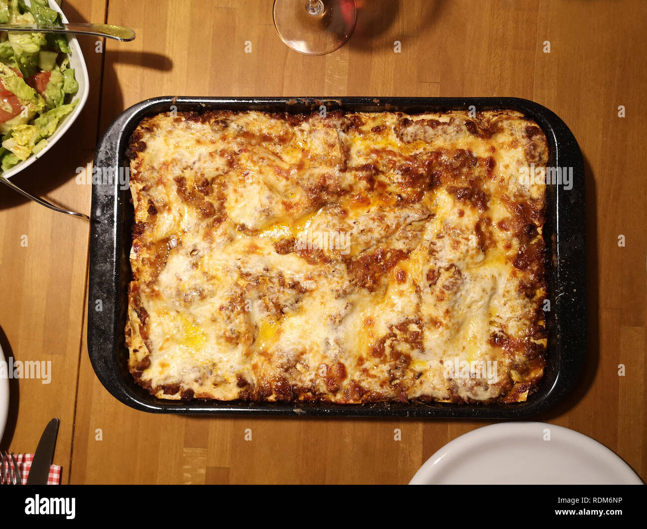 Lasagne avec de la salade Banque D'Images
