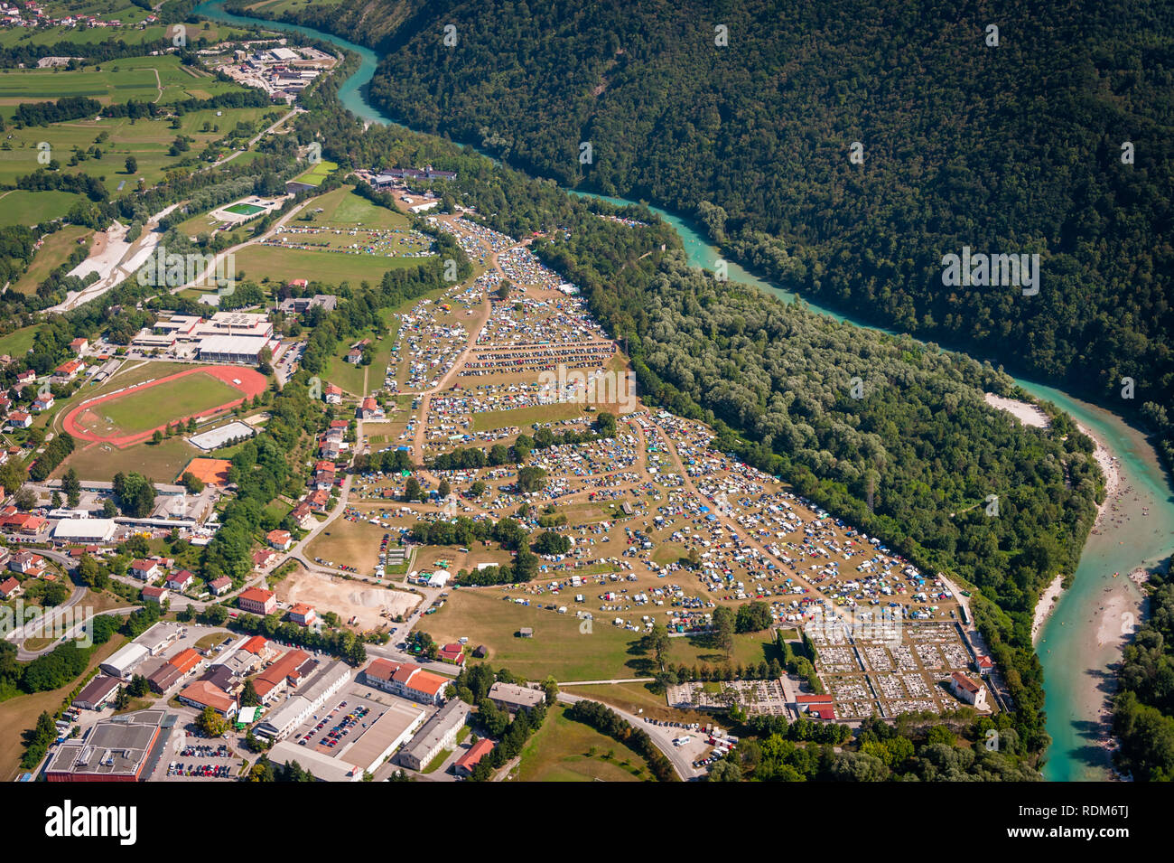 Areal view sur metal camp par la rivière soca à Tolmin, Slovénie Banque D'Images