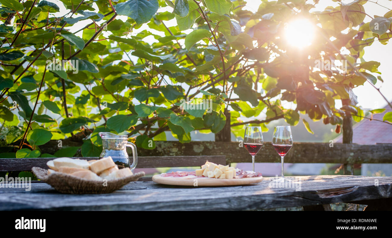 Près de la plaque de contreplaqué pastrami arrangement sur table du petit déjeuner Banque D'Images