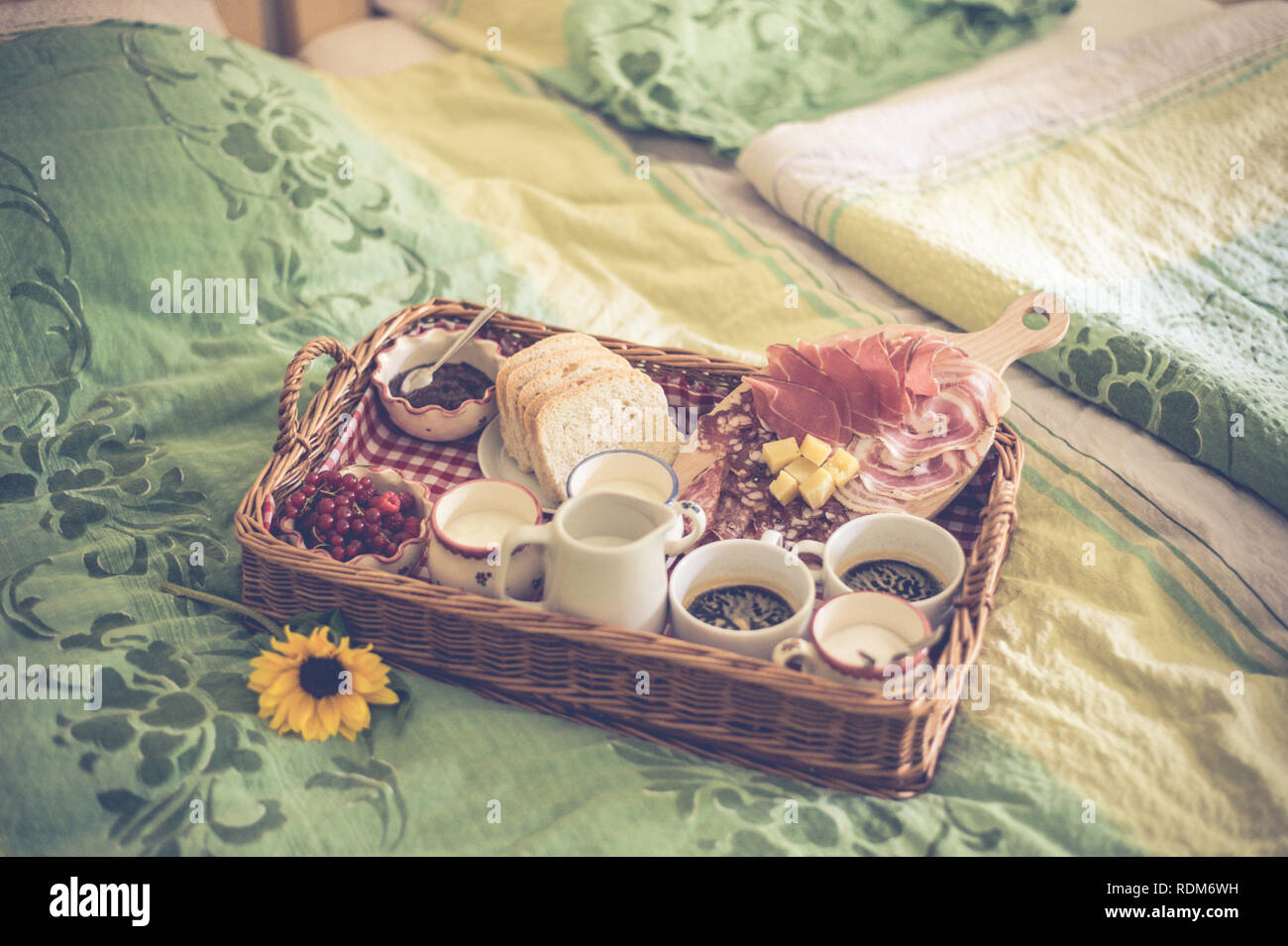 Le petit déjeuner du matin on bed Banque D'Images