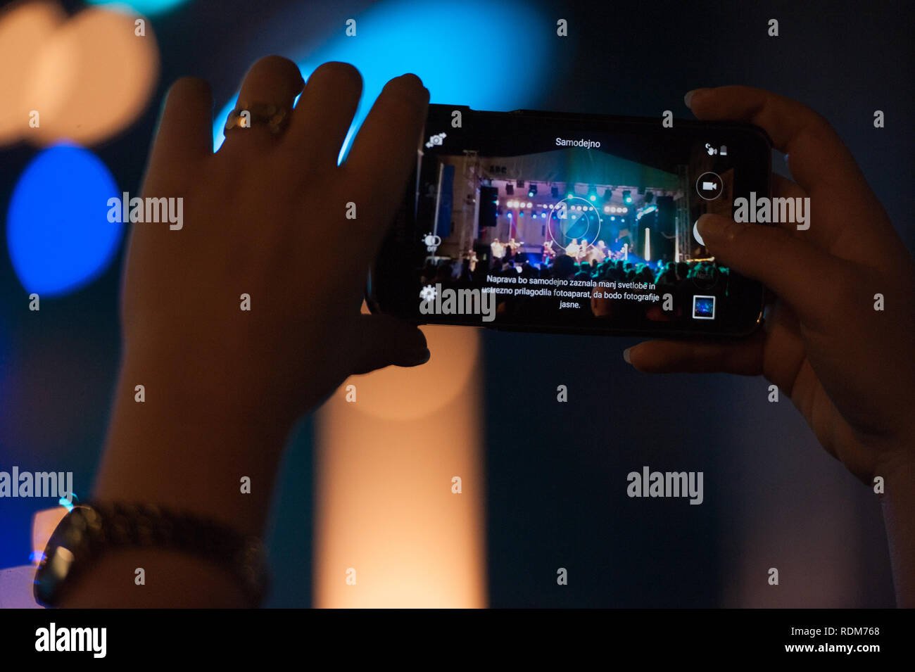 Prendre des photos à partir d'un téléphone portable au concert nuit Banque D'Images