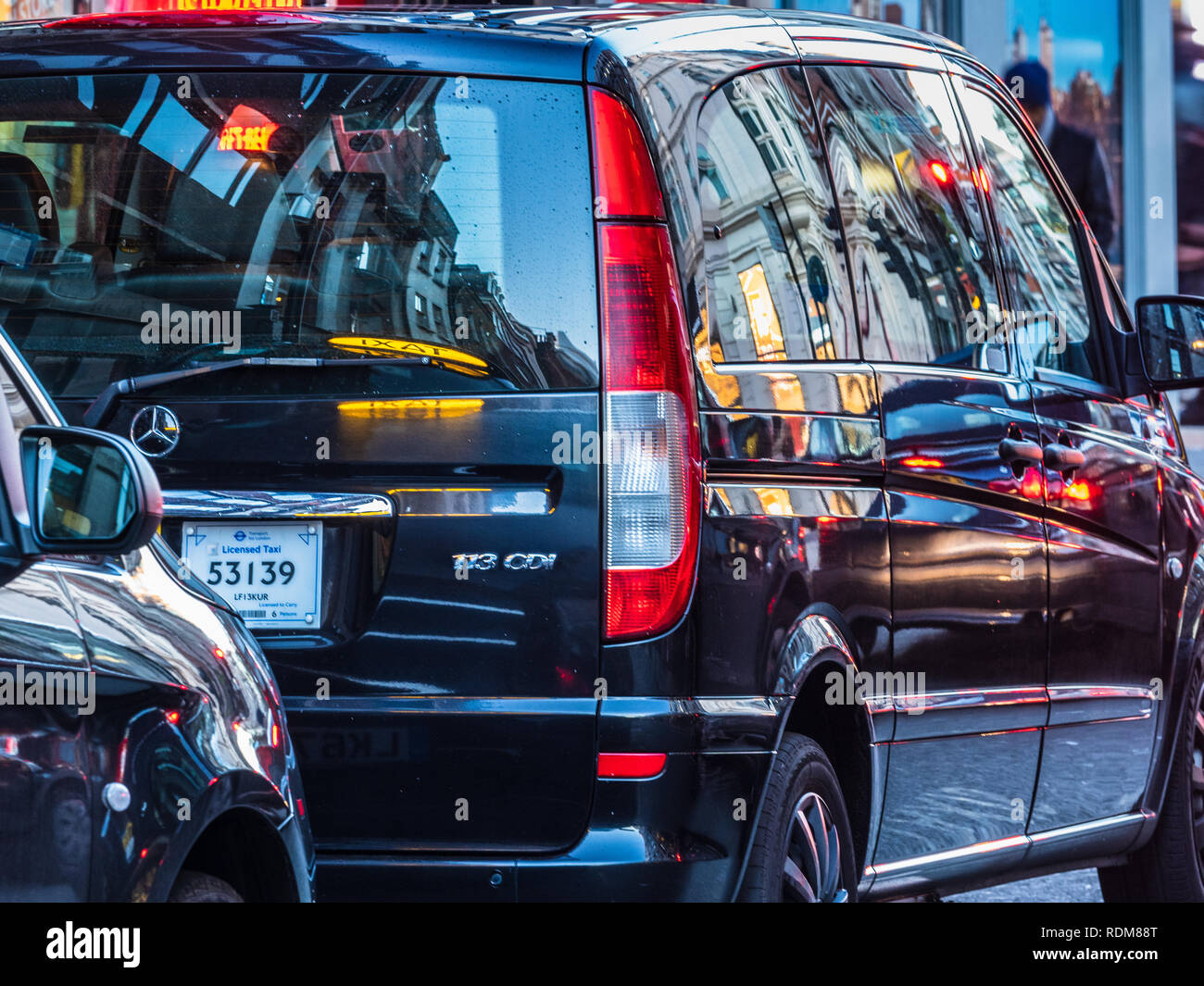 Mercedes Vito London Taxi attend au feu Banque D'Images