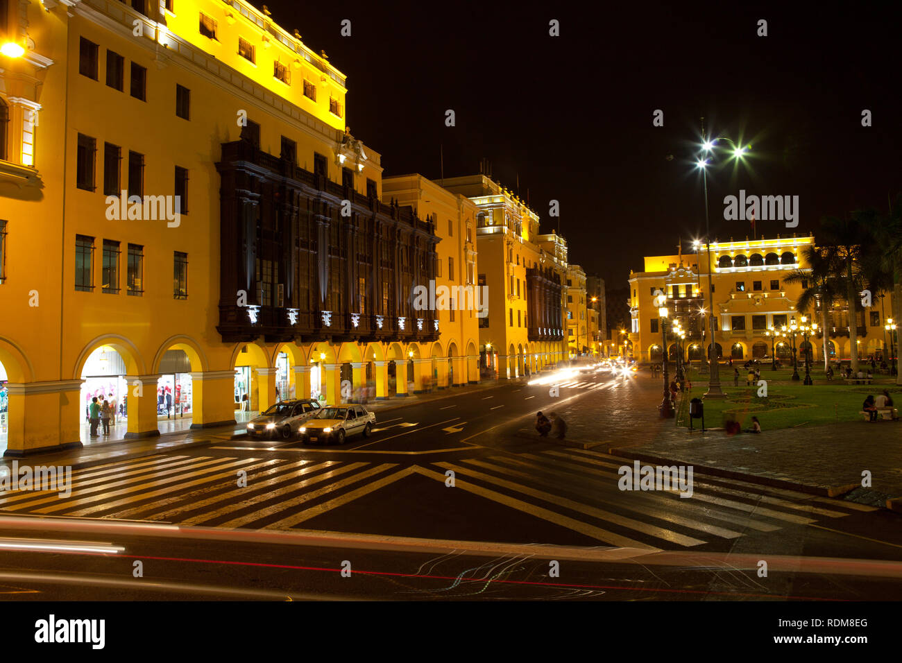 Vue de nuit sur les bâtiments autour de la Plaza de Armas de Lima, Pérou Banque D'Images