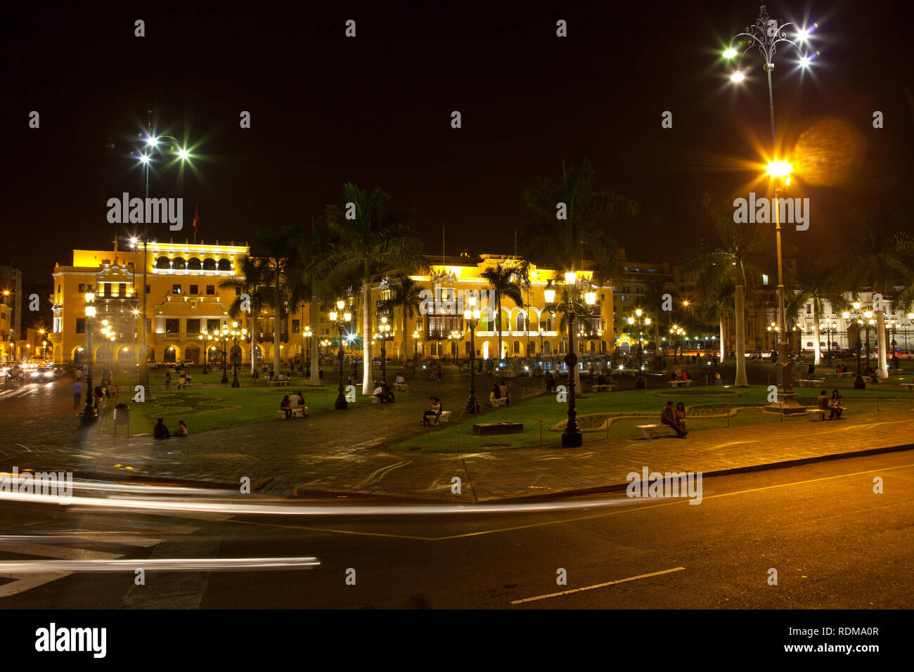 Vue de nuit sur les bâtiments autour de la Plaza de Armas de Lima, Pérou Banque D'Images