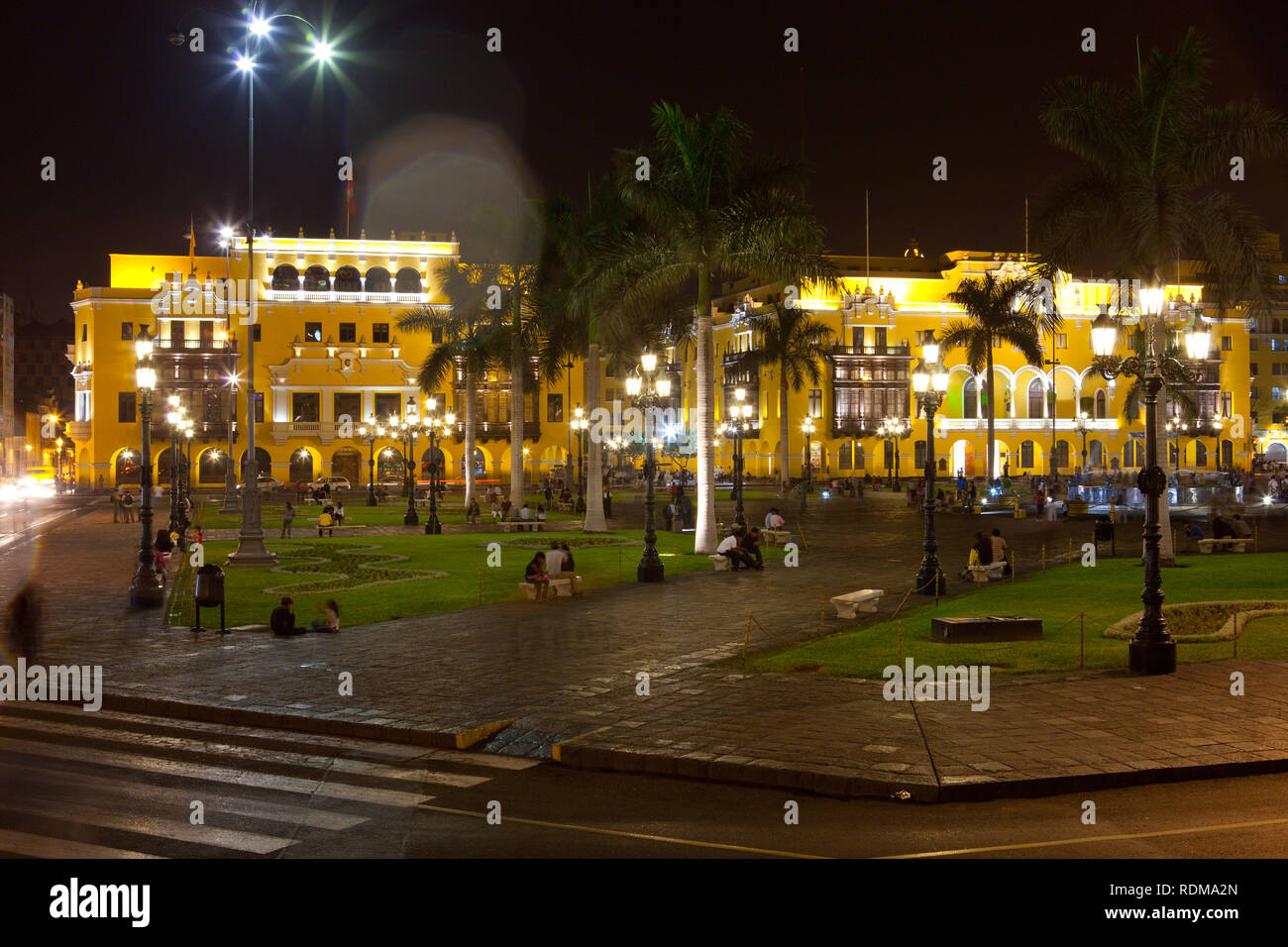 Vue de nuit sur les bâtiments autour de la Plaza de Armas de Lima, Pérou Banque D'Images
