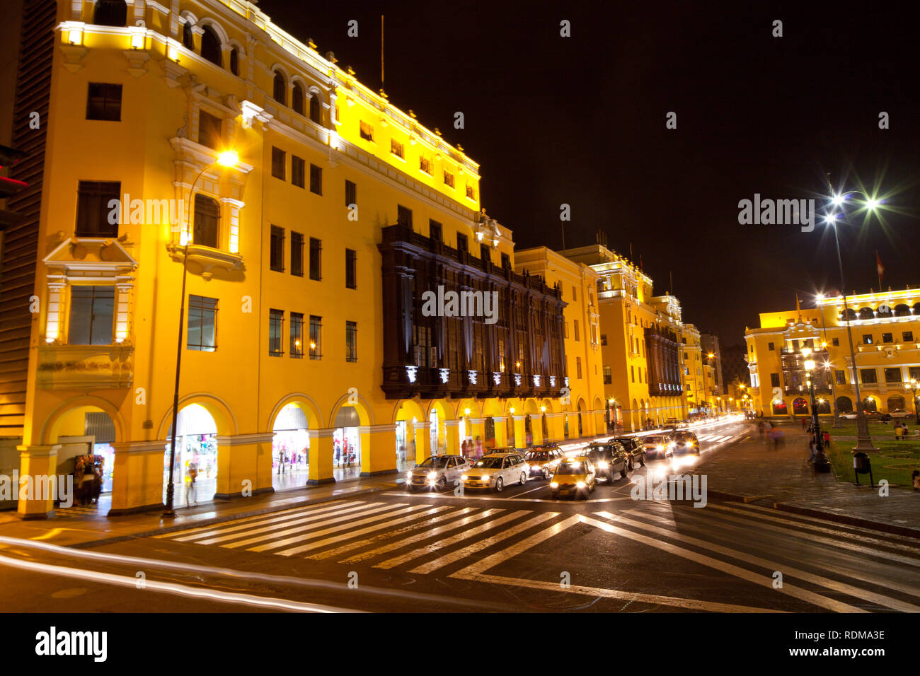 Vue de nuit sur les bâtiments autour de la Plaza de Armas de Lima, Pérou Banque D'Images