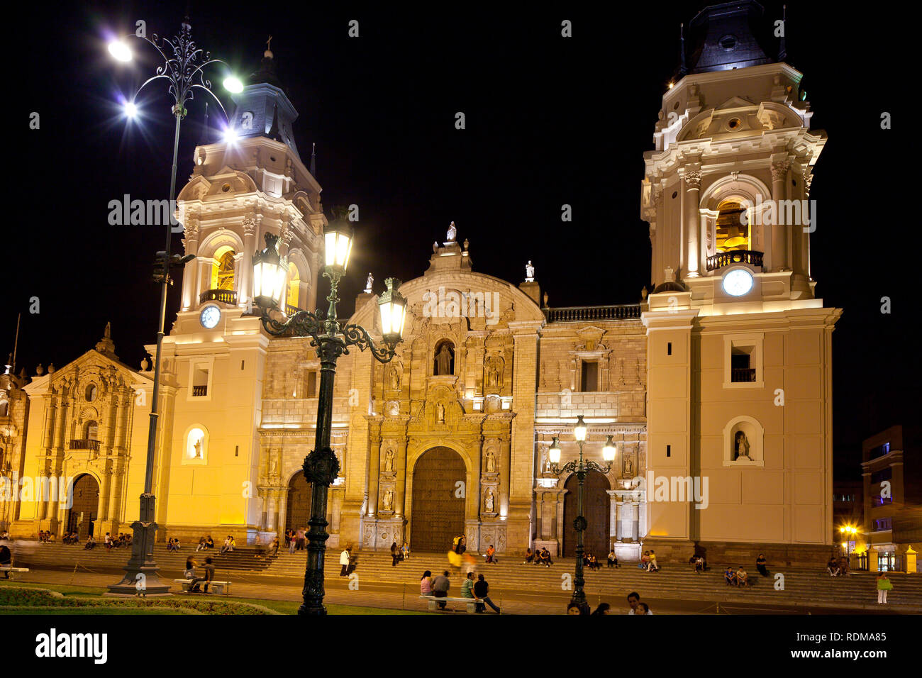 Vue de nuit sur les bâtiments autour de la Plaza de Armas de Lima, Pérou Banque D'Images