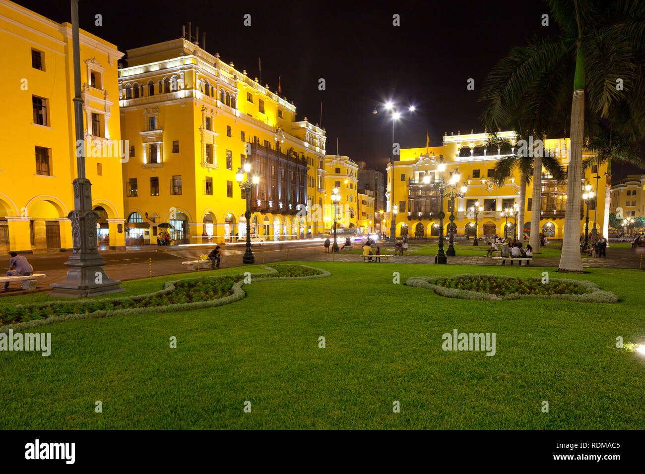 Vue de nuit sur les bâtiments autour de la Plaza de Armas de Lima, Pérou Banque D'Images